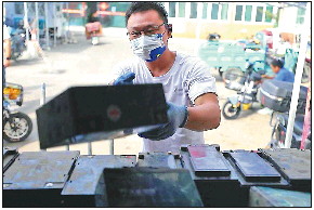 废铅蓄电池回收员：每广州废铜回收_天12小时工作排得满满当当